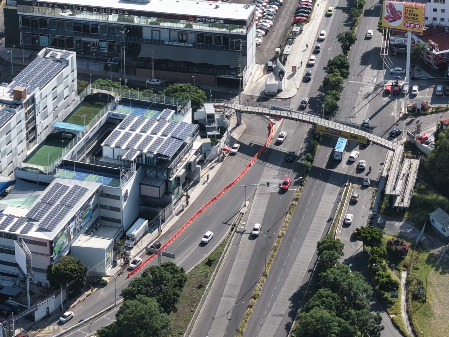 Vista aérea de prolongación Constituyentes y boulevard Bernardo Quintana, donde se aplican ajustes viales por cierres en la carretera 57.