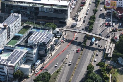 Vista aérea de prolongación Constituyentes y boulevard Bernardo Quintana, donde se aplican ajustes viales por cierres en la carretera 57.
