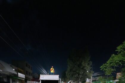 Trabajadores realizan labores nocturnas de mantenimiento vial y bacheo en una avenida del municipio de Querétaro.