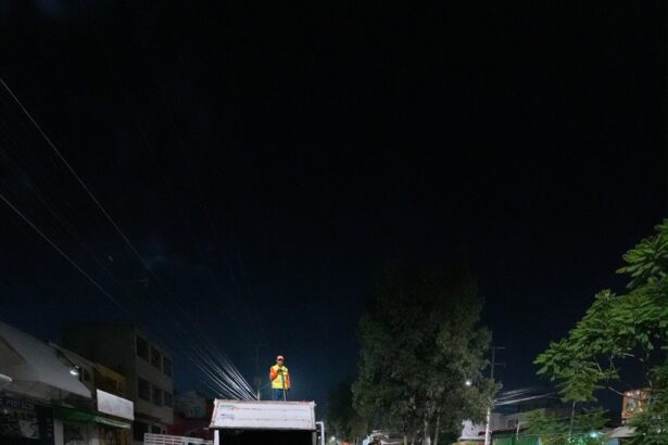 Trabajadores realizan labores nocturnas de mantenimiento vial y bacheo en una avenida del municipio de Querétaro.