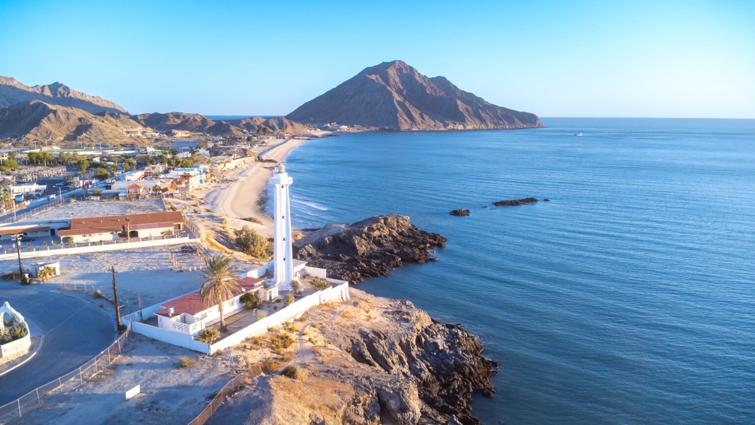 Vista aérea del faro y la costa de San Felipe, Baja California, como parte de la oferta turística del estado