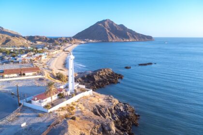 Vista aérea del faro y la costa de San Felipe, Baja California, como parte de la oferta turística del estado