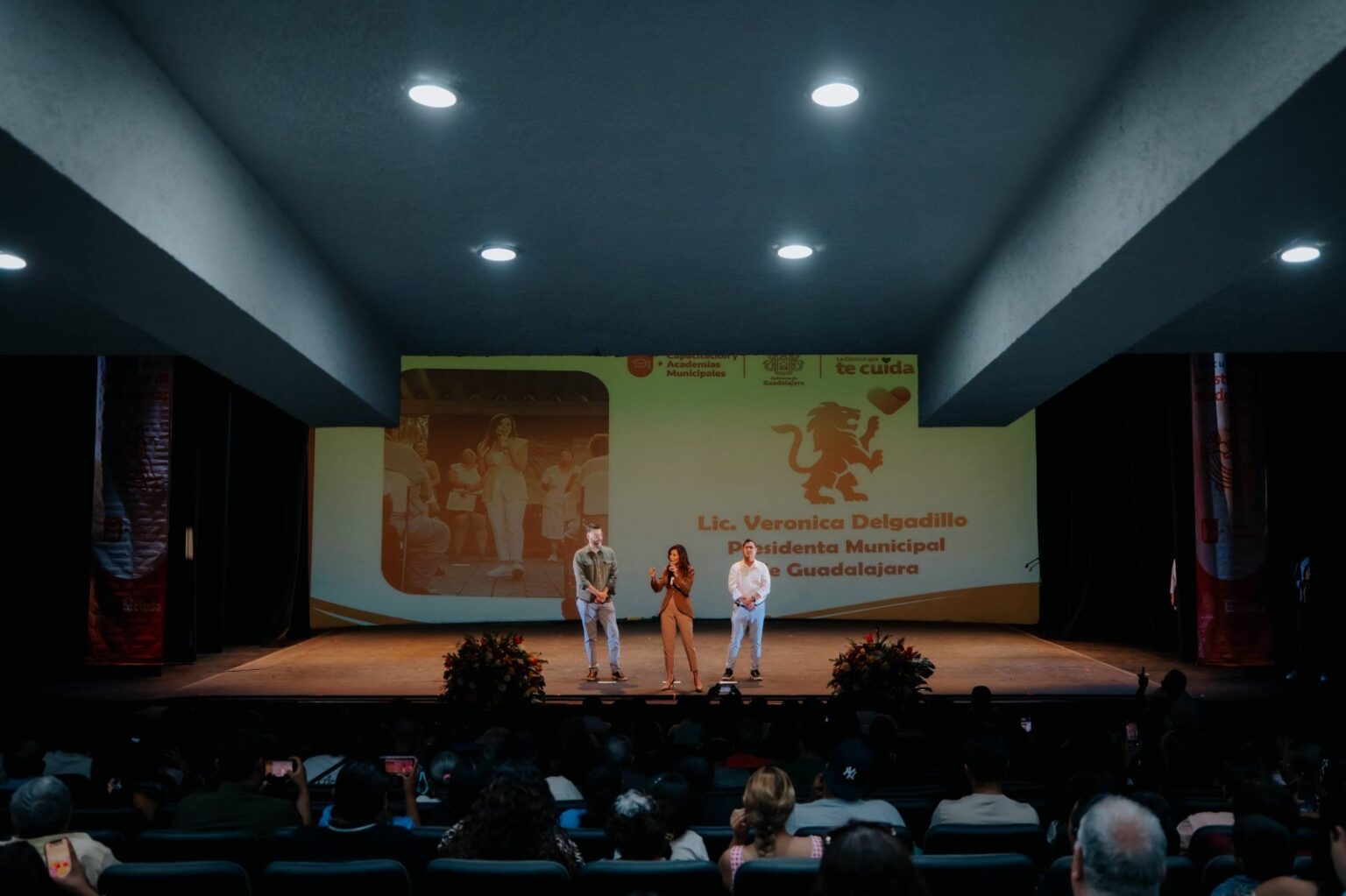 Vero Delgadillo encabeza el Encuentro Artístico 2026 de Academias Municipales de Guadalajara ante alumnas, alumnos y familias.