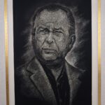 Retrato de Mauricio Fernández elaborado con técnica artesanal de esgrafiado en laca de Olinalá, Guerrero