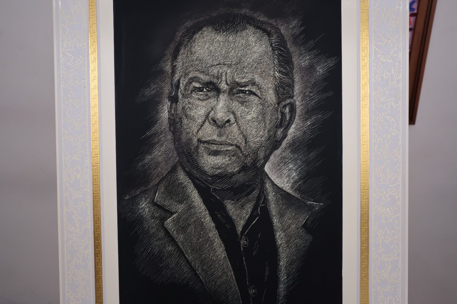 Retrato de Mauricio Fernández elaborado con técnica artesanal de esgrafiado en laca de Olinalá, Guerrero