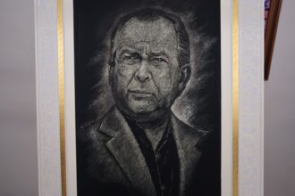 Retrato de Mauricio Fernández elaborado con técnica artesanal de esgrafiado en laca de Olinalá, Guerrero