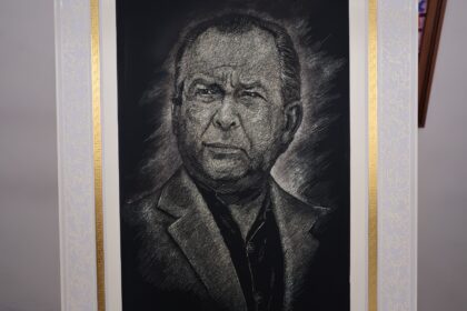Retrato de Mauricio Fernández elaborado con técnica artesanal de esgrafiado en laca de Olinalá, Guerrero