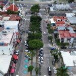 Vista aérea del entorno del Centro Universitario de Ciencias de la Salud, la Fuente Olímpica y el camellón rehabilitado como parte de Senderos Seguros en Guadalajara.