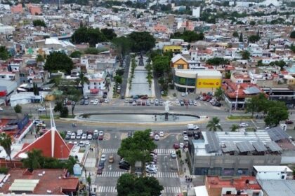 Vista aérea del entorno del Centro Universitario de Ciencias de la Salud, la Fuente Olímpica y el camellón rehabilitado como parte de Senderos Seguros en Guadalajara.
