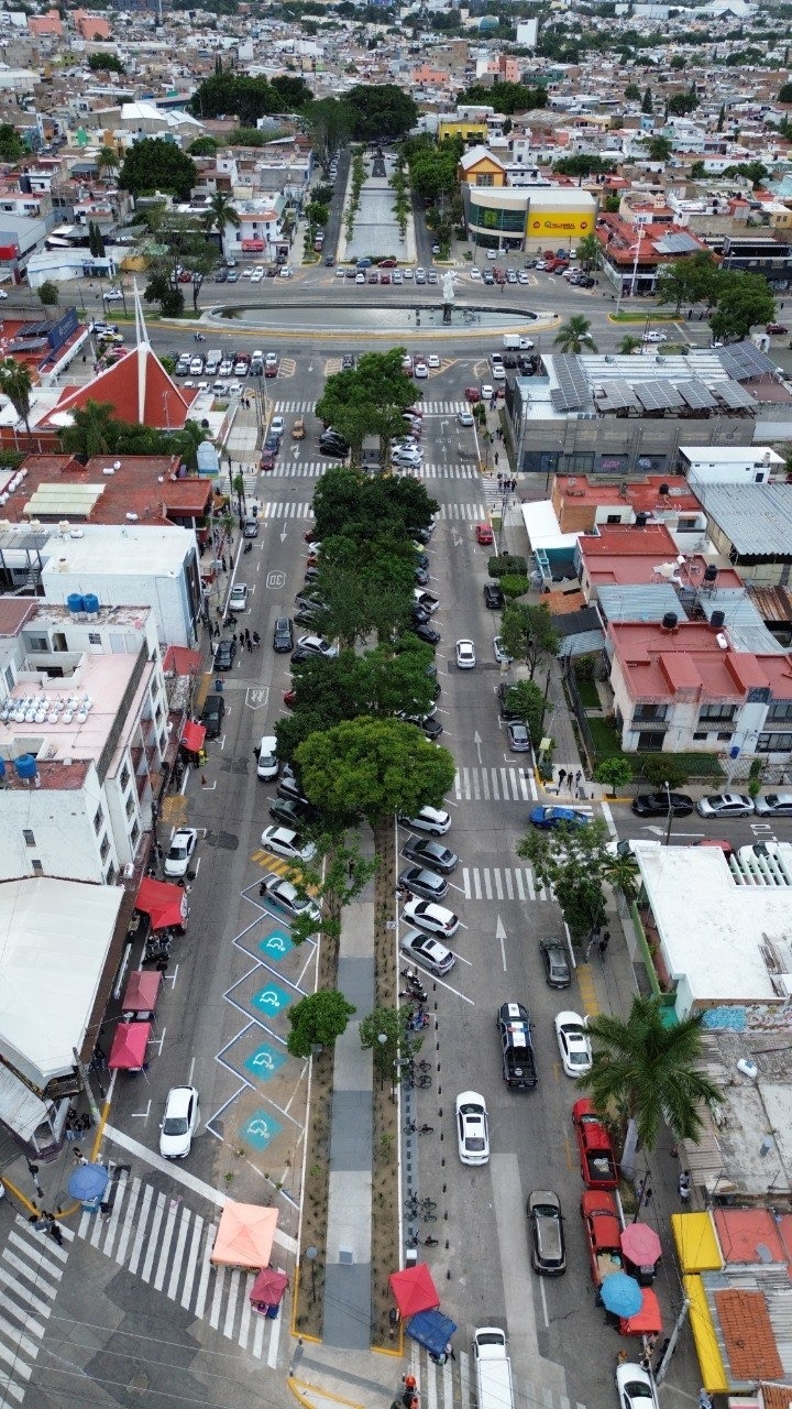 Vista aérea del entorno del Centro Universitario de Ciencias de la Salud, la Fuente Olímpica y el camellón rehabilitado como parte de Senderos Seguros en Guadalajara.
