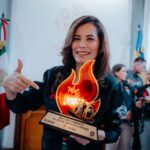 Vero Delgadillo sostiene un reconocimiento de la carrera 10K Comude Guadalajara y Bomberos 2026.