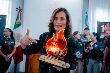 Vero Delgadillo sostiene un reconocimiento de la carrera 10K Comude Guadalajara y Bomberos 2026.