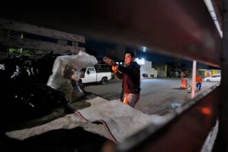 Personal de Servicios Públicos Municipales realiza recolección de residuos comerciales durante la madrugada en Querétaro.