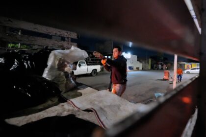 Personal de Servicios Públicos Municipales realiza recolección de residuos comerciales durante la madrugada en Querétaro.