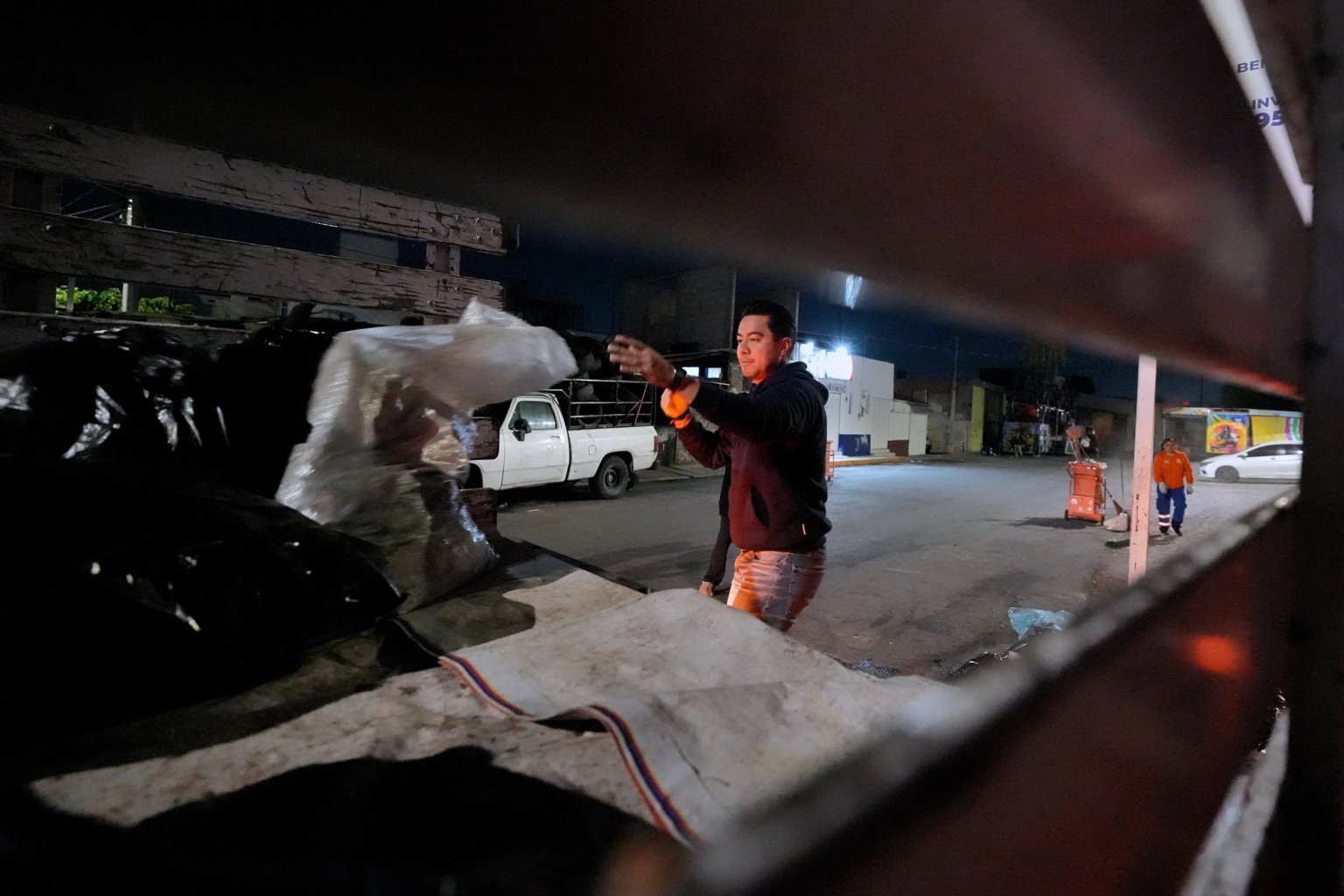 Personal de Servicios Públicos Municipales realiza recolección de residuos comerciales durante la madrugada en Querétaro.