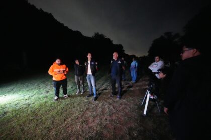 Felifer Macías y asistentes observan el Eclipse Lunar 2026 en el Parque Joya La Barreta, en Santa Rosa Jáuregui, Querétaro.