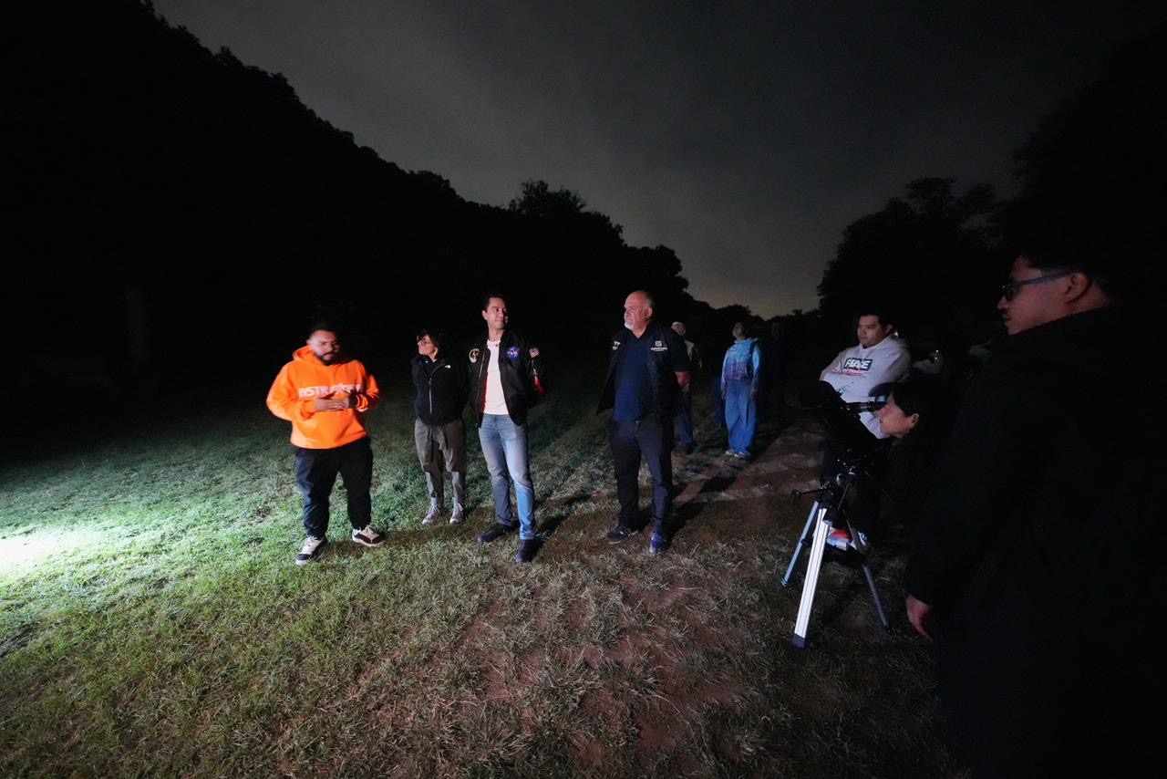 Felifer Macías y asistentes observan el Eclipse Lunar 2026 en el Parque Joya La Barreta, en Santa Rosa Jáuregui, Querétaro.