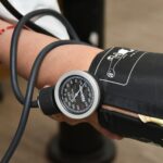 Toma de presión arterial durante consulta médica para personas adultas mayores