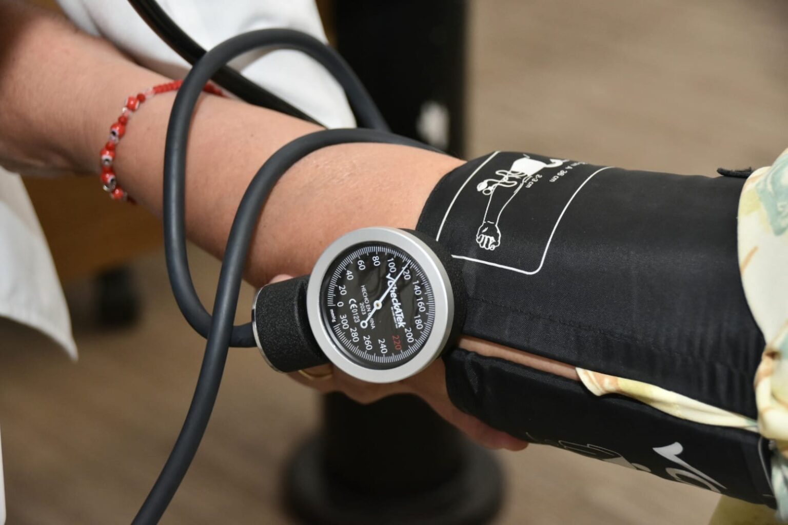 Toma de presión arterial durante consulta médica para personas adultas mayores
