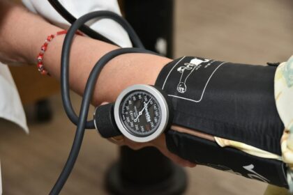 Toma de presión arterial durante consulta médica para personas adultas mayores
