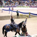 Participantes realizan una presentación ecuestre durante la Feria Internacional del Caballo Aguascalientes 2026.