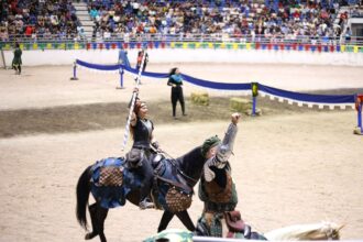 Participantes realizan una presentación ecuestre durante la Feria Internacional del Caballo Aguascalientes 2026.