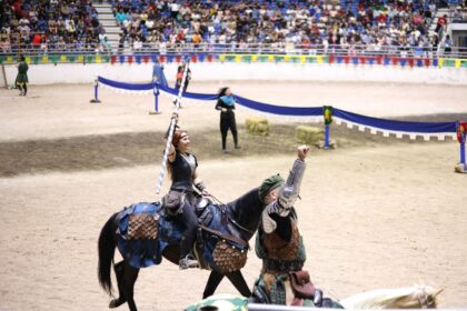 Participantes realizan una presentación ecuestre durante la Feria Internacional del Caballo Aguascalientes 2026.