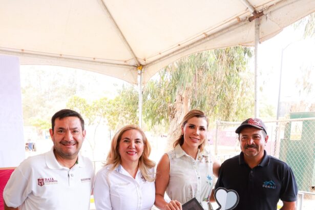 Marina del Pilar Avila Olmeda entrega apoyos del programa Casa Fuerte durante una jornada del Gobierno de Baja California en San Quintín.