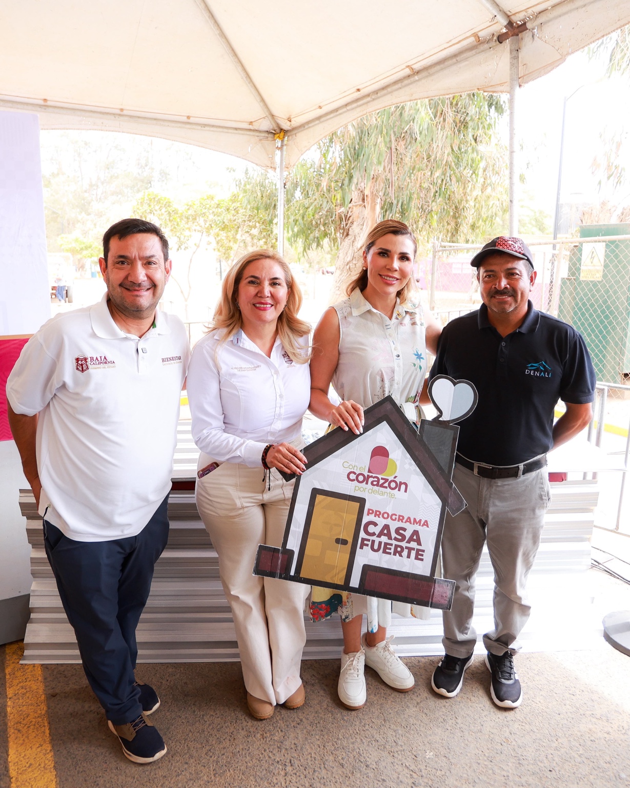 Marina del Pilar Avila Olmeda entrega apoyos del programa Casa Fuerte durante una jornada del Gobierno de Baja California en San Quintín.