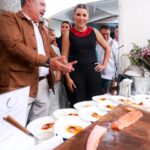 Marina del Pilar Avila Olmeda observa una muestra de productos del mar durante la estrategia México Sabe a Mar en Ensenada.