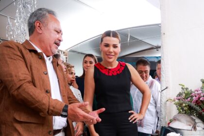 Marina del Pilar Avila Olmeda observa una muestra de productos del mar durante la estrategia México Sabe a Mar en Ensenada.