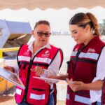 Personal de CESPM y del Gobierno de Baja California revisa información relacionada con infraestructura hídrica.