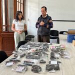 Representantes de Semujeres y del Patronato Pro Paciente Oncológico de San Luis Potosí presentan donaciones de cabello para pelucas oncológicas.