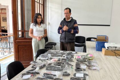 Representantes de Semujeres y del Patronato Pro Paciente Oncológico de San Luis Potosí presentan donaciones de cabello para pelucas oncológicas.