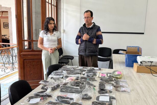 Representantes de Semujeres y del Patronato Pro Paciente Oncológico de San Luis Potosí presentan donaciones de cabello para pelucas oncológicas.