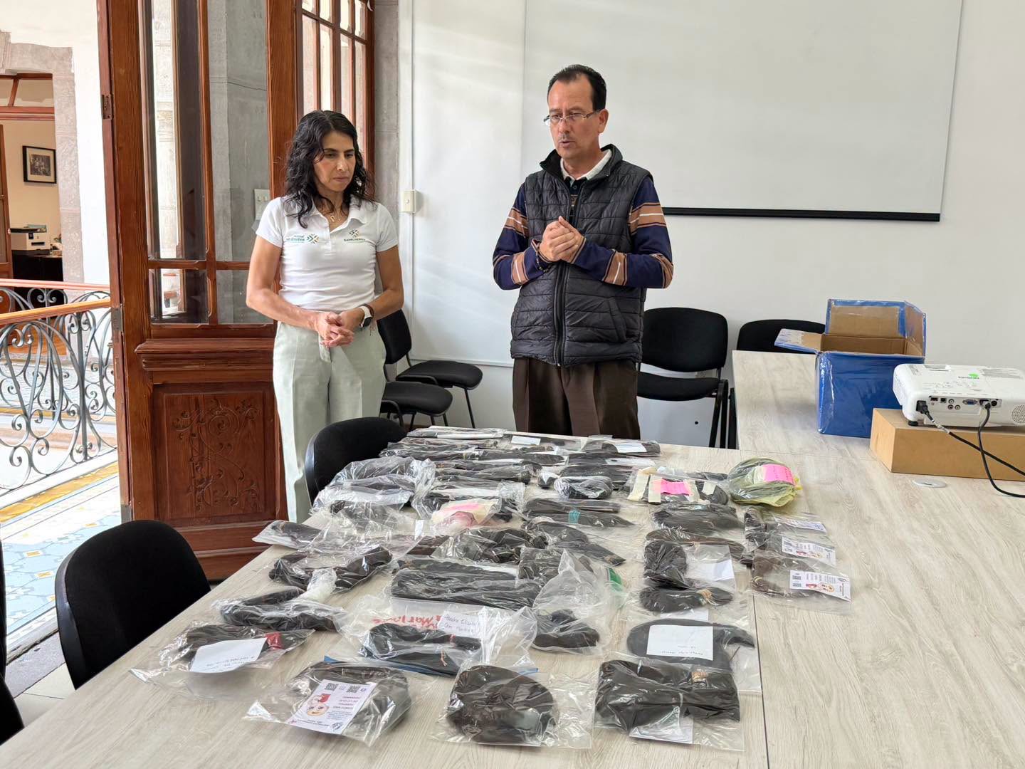 Representantes de Semujeres y del Patronato Pro Paciente Oncológico de San Luis Potosí presentan donaciones de cabello para pelucas oncológicas.