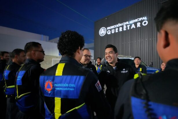 Felifer Macías conversa con elementos de Protección Civil Municipal durante un recorrido por sus instalaciones en Querétaro.