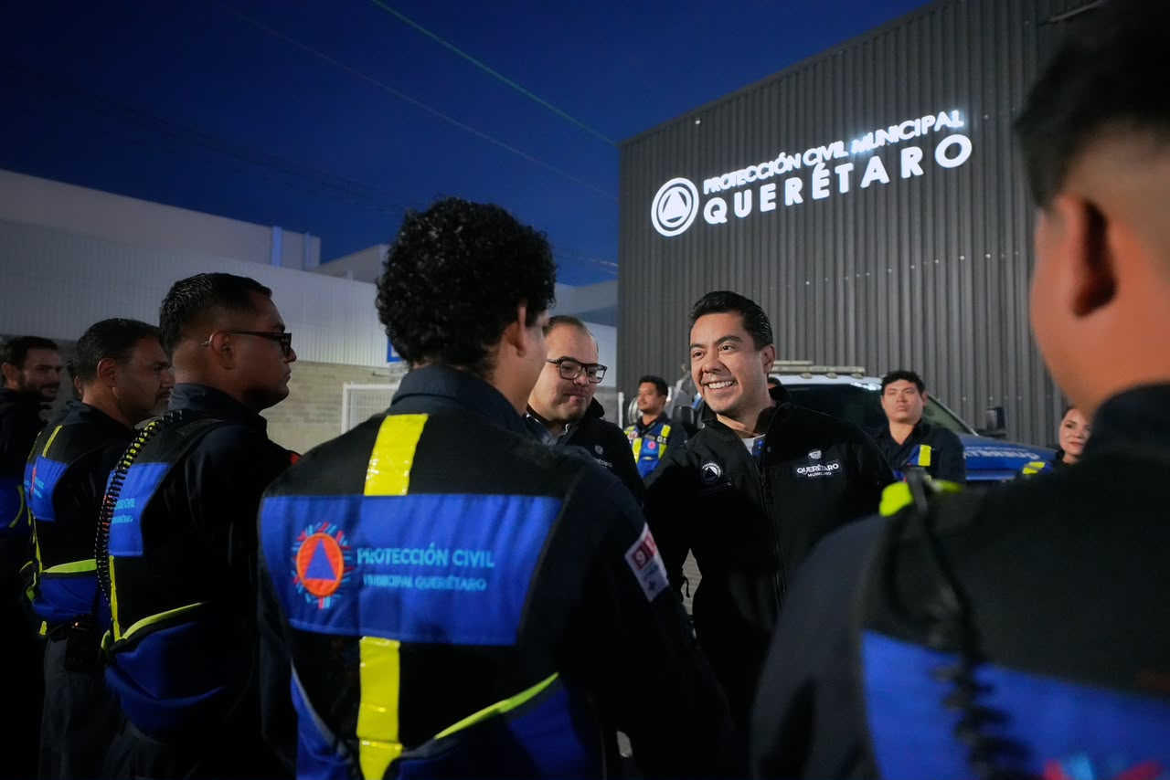 Felifer Macías conversa con elementos de Protección Civil Municipal durante un recorrido por sus instalaciones en Querétaro.