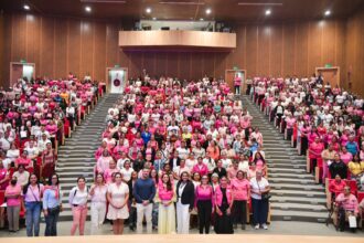 Mujeres participan en una jornada de formación del programa Tarjeta Rosa en la Sala de Conciertos del Ficotrece, en Aguascalientes.