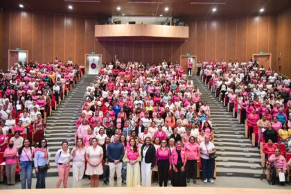 Mujeres participan en una jornada de formación del programa Tarjeta Rosa en la Sala de Conciertos del Ficotrece, en Aguascalientes.