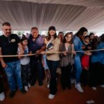 Vero Delgadillo y vecinos cortan el listón durante la entrega de obras en la colonia Beatriz Hernández, en Guadalajara.