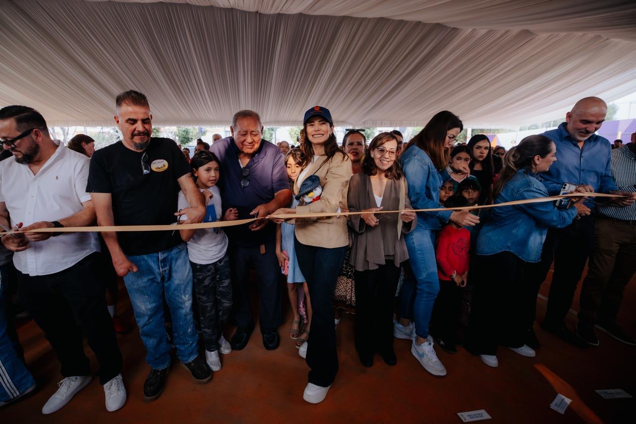 Vero Delgadillo y vecinos cortan el listón durante la entrega de obras en la colonia Beatriz Hernández, en Guadalajara.