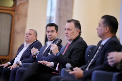 Felifer Macías y autoridades estatales durante el informe del operativo de movilidad en Bernardo Quintana por obras del Tren México-Querétaro.