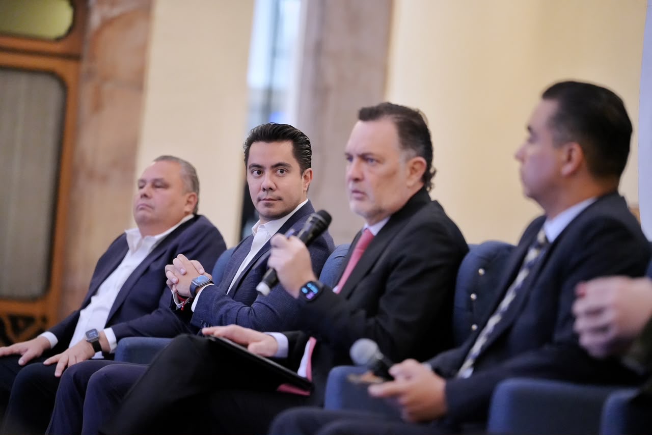 Felifer Macías y autoridades estatales durante el informe del operativo de movilidad en Bernardo Quintana por obras del Tren México-Querétaro.