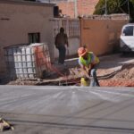 Trabajos de bacheo y mantenimiento vial en una calle del municipio de Querétaro