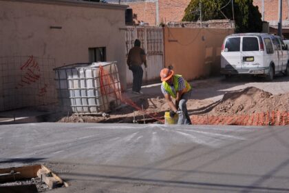 Trabajos de bacheo y mantenimiento vial en una calle del municipio de Querétaro