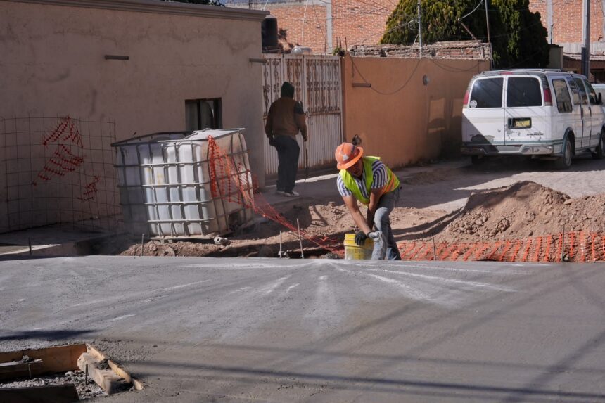 Trabajos de bacheo y mantenimiento vial en una calle del municipio de Querétaro