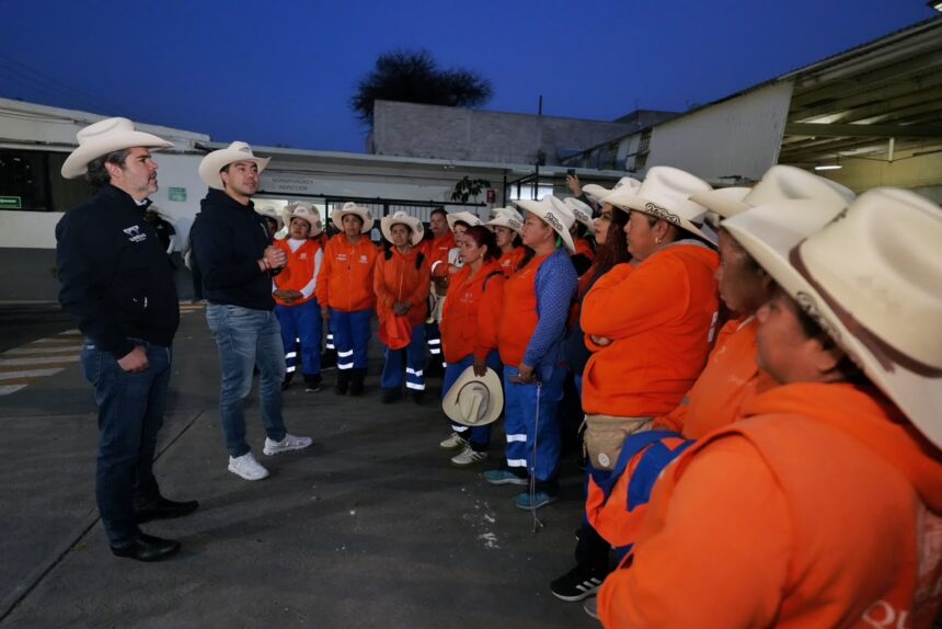 Personal de Servicios Públicos de Querétaro reunido durante las labores de limpieza por las Fiestas Patrias.