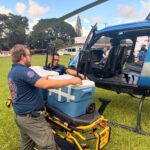 Personal prepara contenedores con órganos para su traslado en el helicóptero Zeus de Guadalajara.