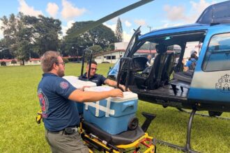 Personal prepara contenedores con órganos para su traslado en el helicóptero Zeus de Guadalajara.